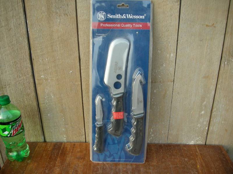 lot 133 image: Smith & Wesson Bullseye 3pc Knife Set