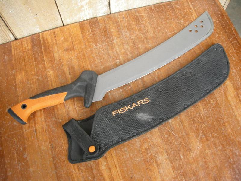 lot 134 image: Fiskars Machete Tool