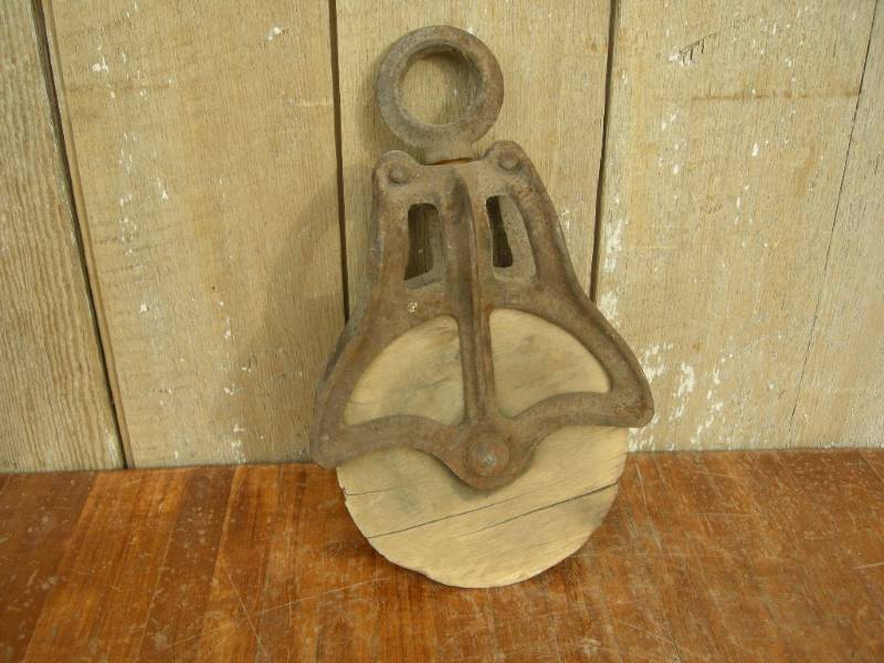 lot 138 image: Antique Barn Pulley