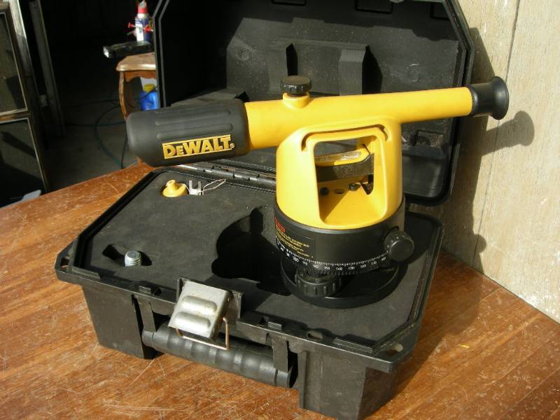 lot 152 image: DeWalt Transit, Builders Level