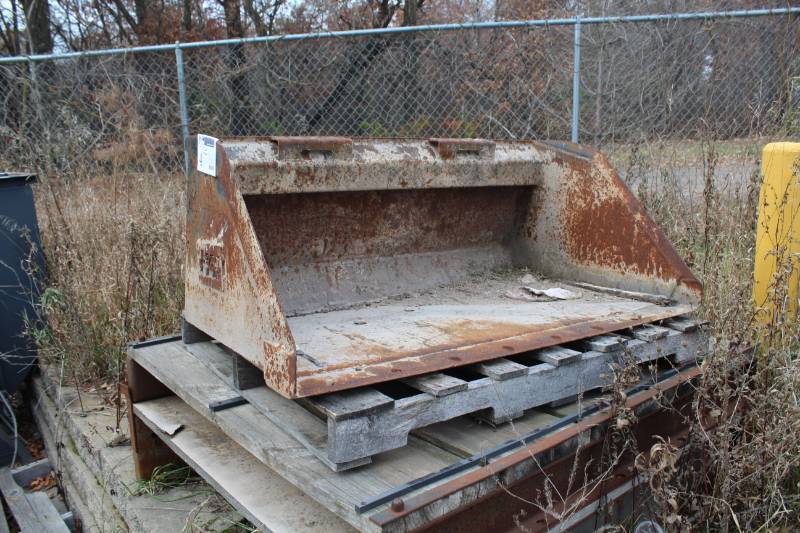 lot 4 image: 48in. Bobcat Bucket Attachment