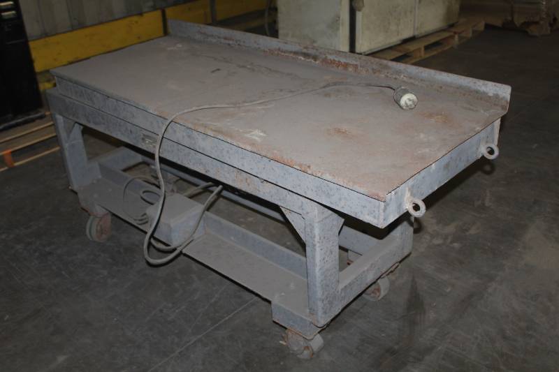 lot 297 image: Cleveland Vibrator Company Vibrating Table