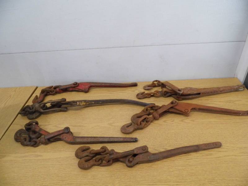 lot 1 image: 6 Chain Binders