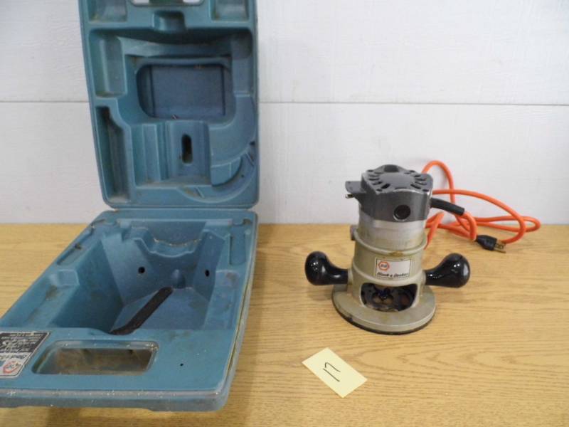 lot 17 image: Black and Decker Router