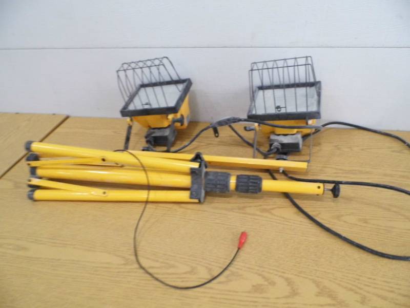 lot 20 image: Dual Light on Stand