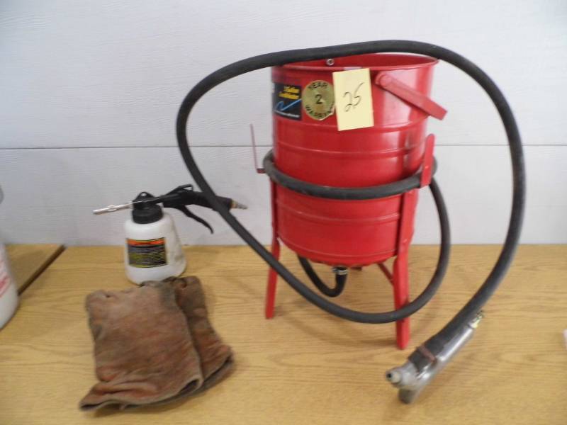 lot 25 image: Coleman Portable Sand Blaster