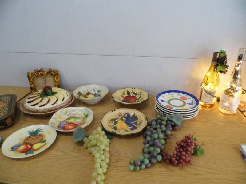 lot 38 image: Fruit Plates - Dcor