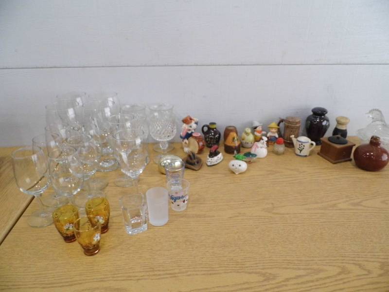 lot 55 image: Assorted SaltPeper Shakers- Hen On Nest