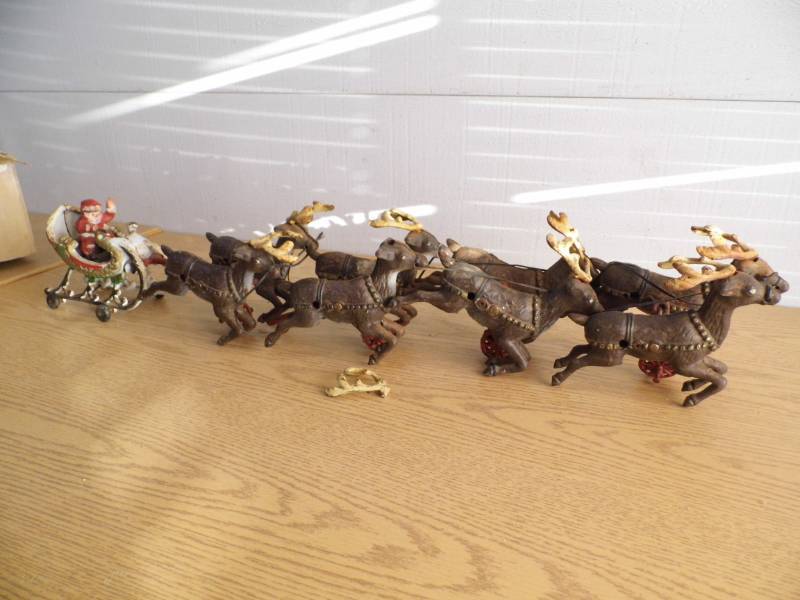 lot 67 image: Cast Iron Sant w Reindeer