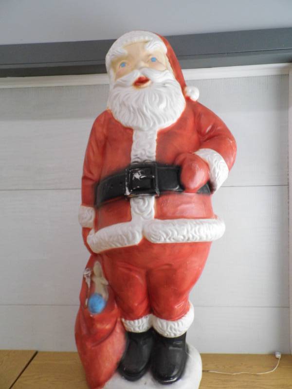 lot 73 image: Blow Mold Santa