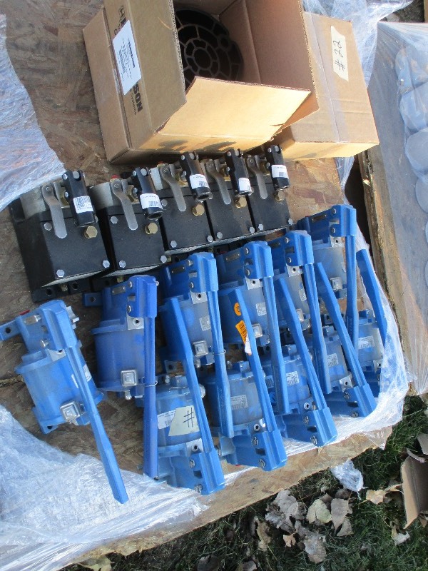 lot 22 image: 4- AIR BAG PADS  5- BETTS HYDRAULIC PUMPS W  HANDLES  11 GIRARDO HYRAULIC PUMPS