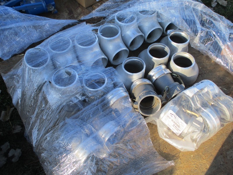 lot 23 image: 6- 4 ALUMINUM OFF SETS  TEES  QUICK COUPLERS
