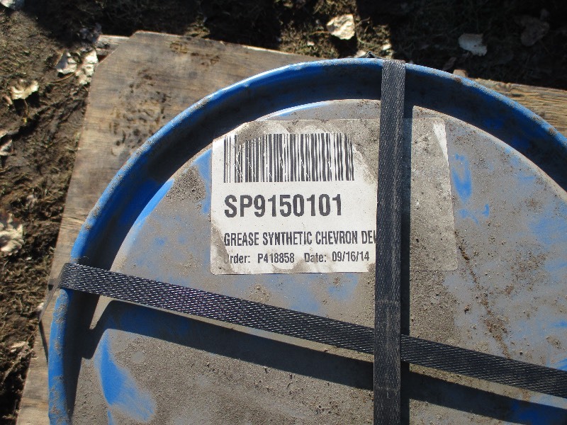 lot 26 image: 100 LB. DRUM CHEVRON SYNTHETIC GREASE