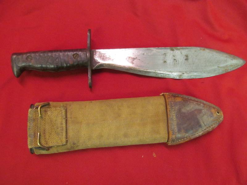 lot 9 image: military knife
