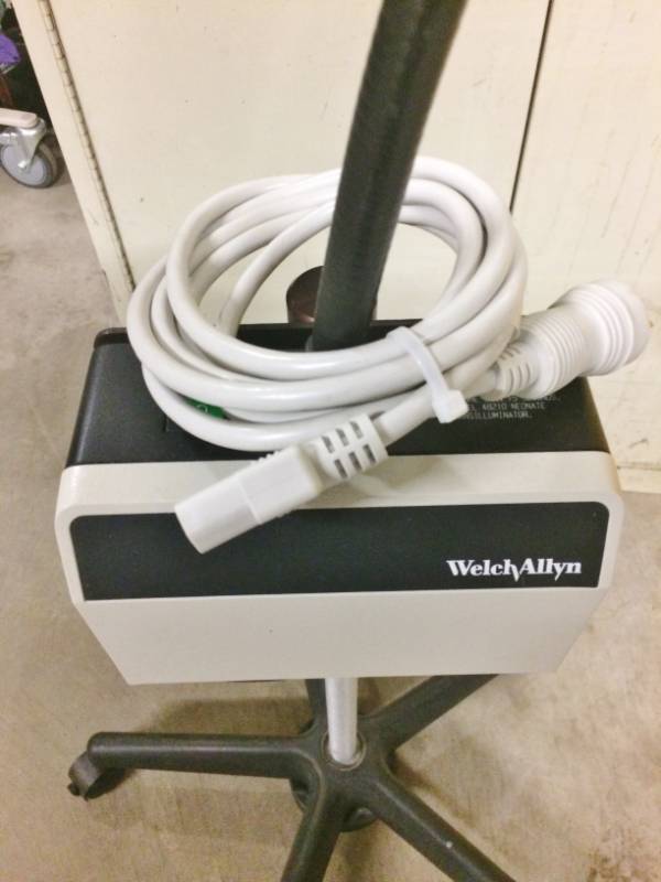 lot 9 image: MSRP $800 WELCH ALLYN PORTABLE EXAM PROCEDURE OBGYN LIGHT 48830 & FOCUSABLE ADJUSTIBLE FIBEROPTIC LAMP LITE PIPE Mounted On Mobile Stand - Excellent Working Condition