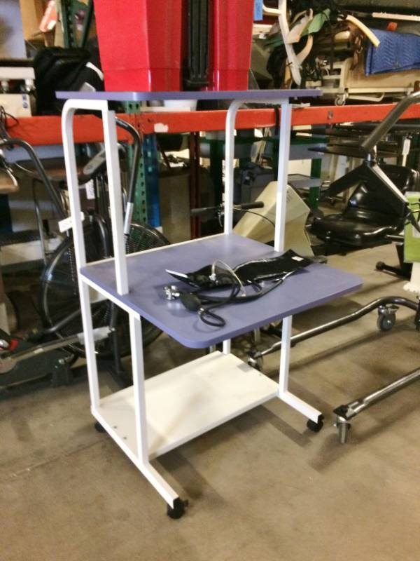 lot 22 image: Large 3 tier Cart