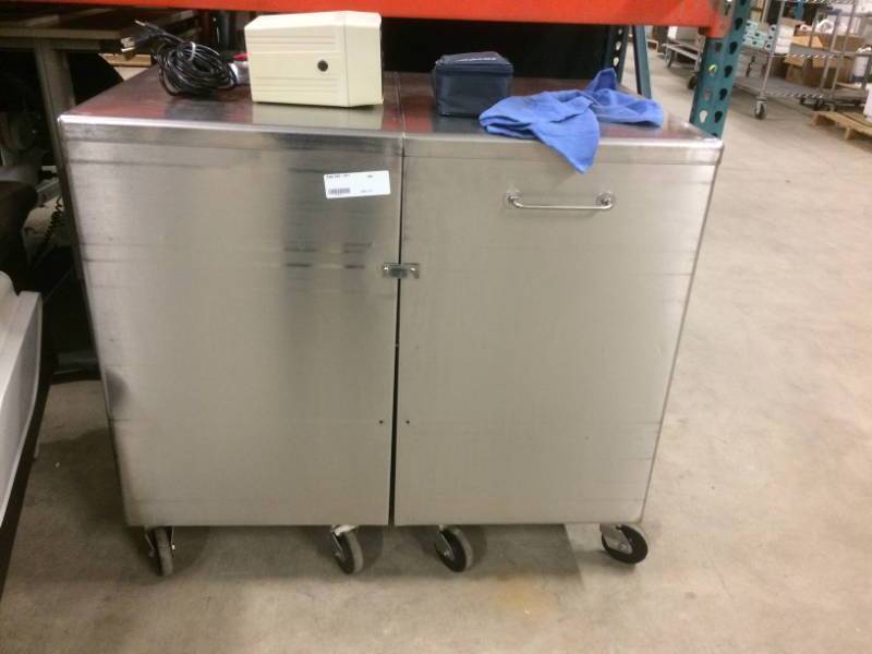 lot 35 image: MOBILE STAINLESS STEEL SPLIT FRONT WITH SHEET PAN WIRE SHELF STORAGE CART - NICE CONDITION