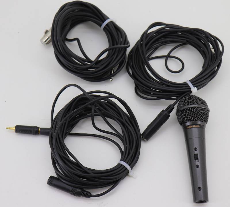 lot 4 image: Radio Shack Mic & Cable