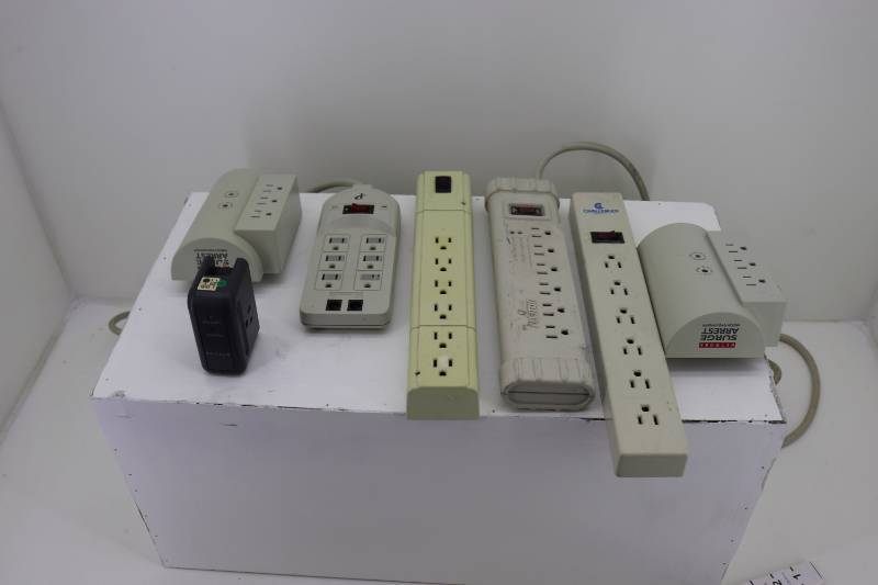 lot 19 image: (7) Power Strips