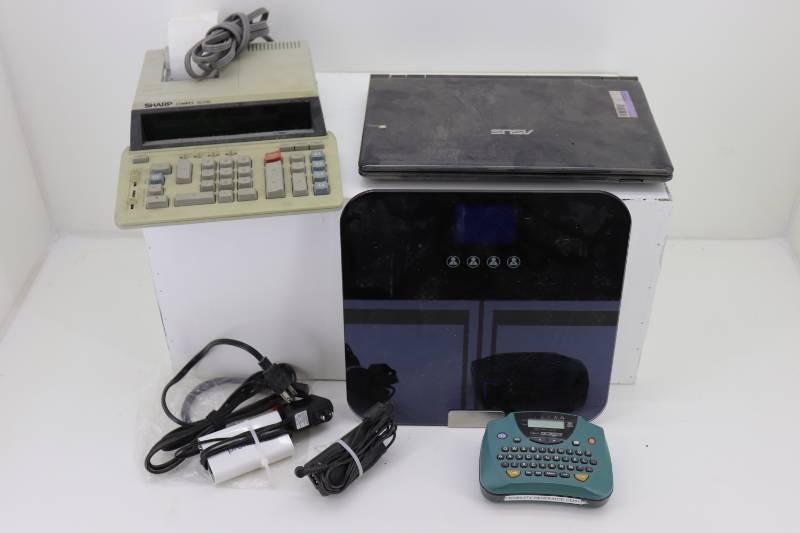 lot 21 image: Misc ElectronicsComputerScaleCalculator. NOT TESTED