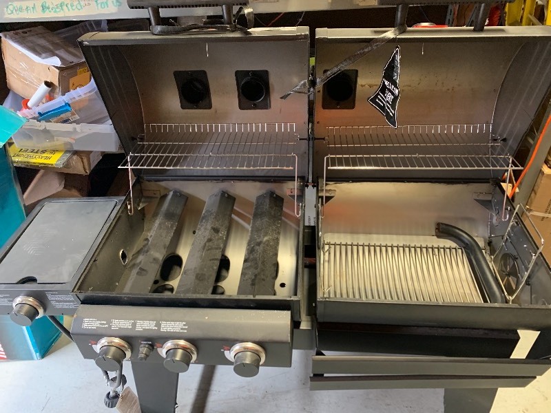 lot 03 image: Chargriller grill with side smoker- Wheel and 1 leg Damaged.