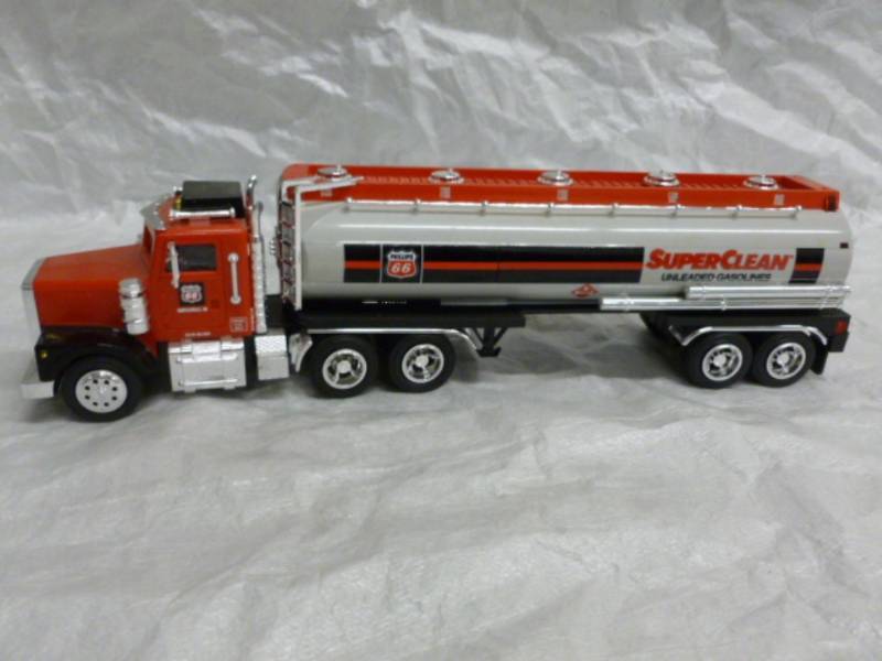 lot 10 image: Truck Coin Bank