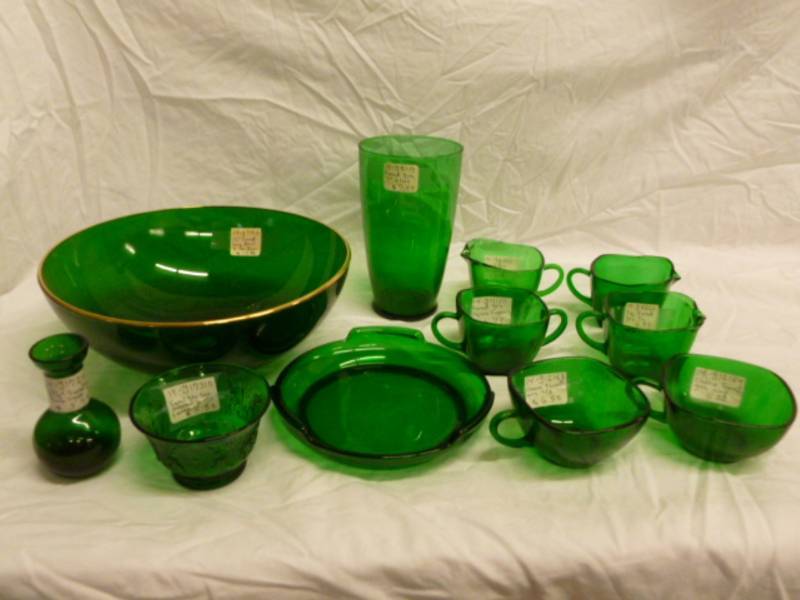 lot 13 image: Vintage Glass Items