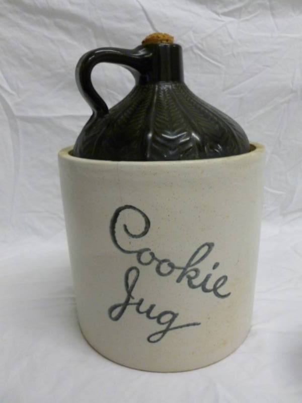 lot 15 image: Vintage Cookie Jar