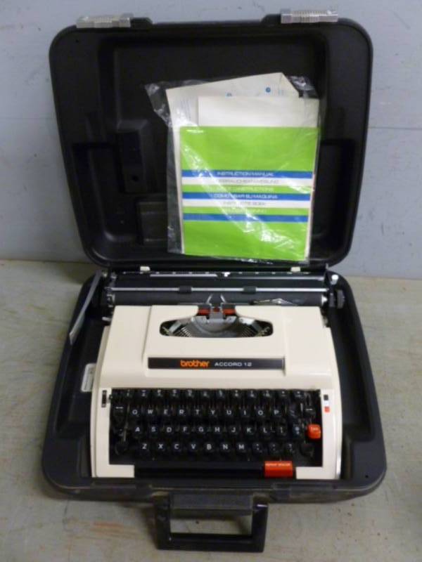 lot 27 image: Vintage Typewriter
