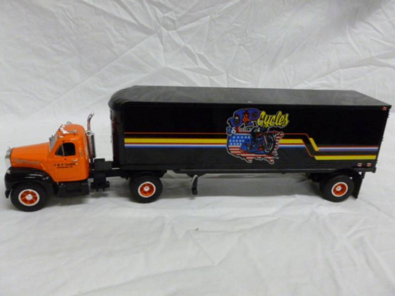 lot 29 image: Die Cast Metal Truck