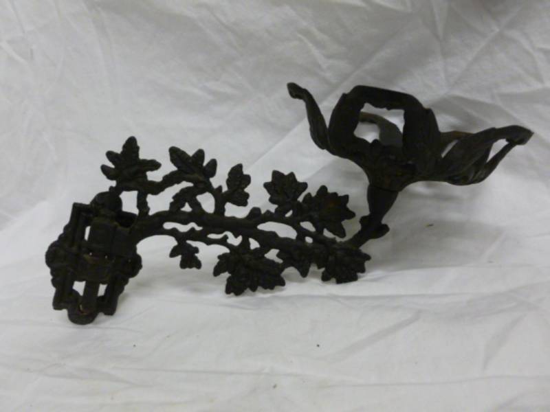 lot 84 image: Vintage Bracket Lamp