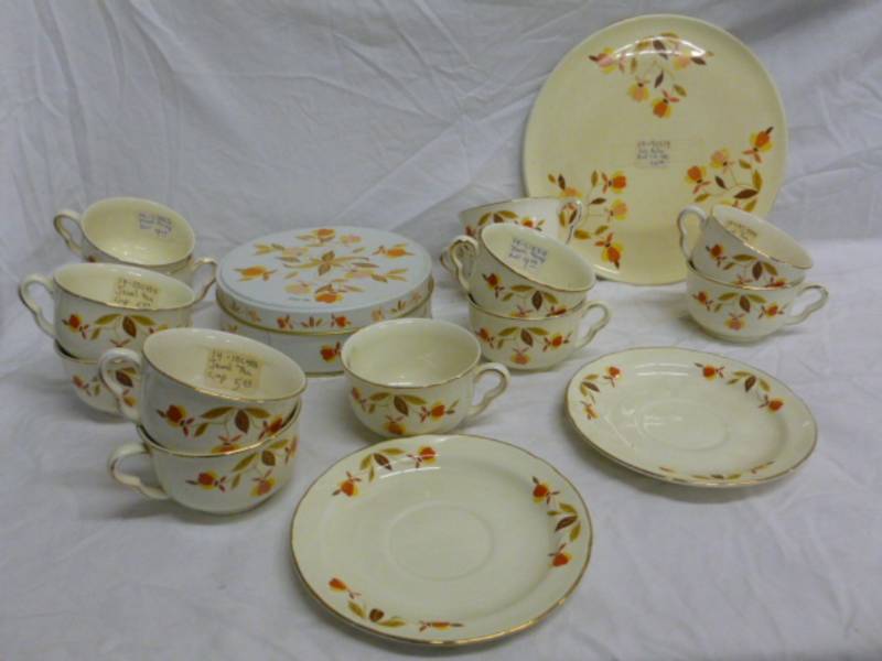 lot 178 image: Vintage Halls Jewel T