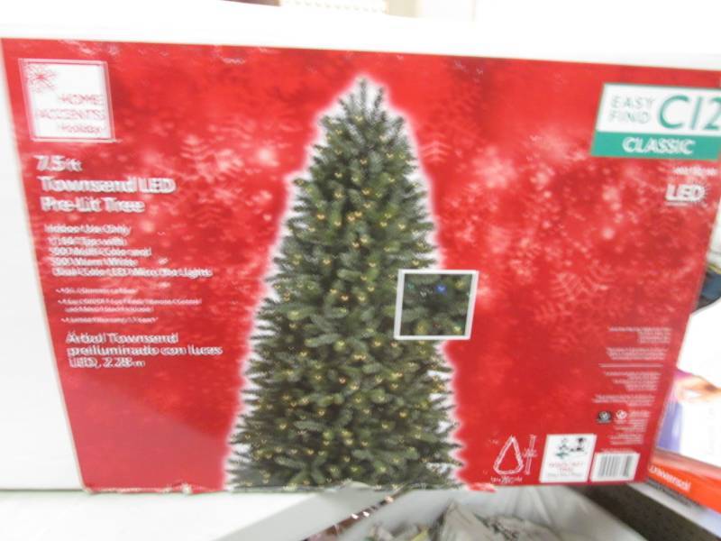 lot 19 image: 7.5 ft Townsend LED Pre-Lit Chrisma...