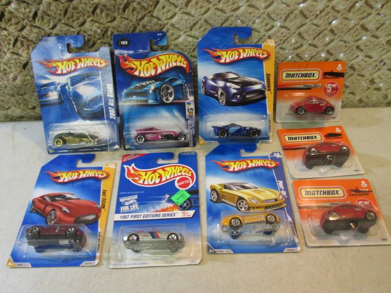 lot 25 image: Lot of Assorted Hot Wheels and Matc...