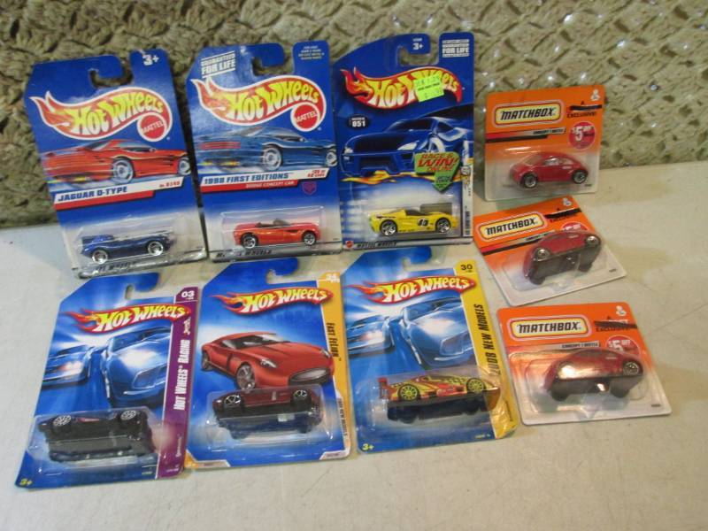 lot 26 image: Lot of Assorted Hot Wheels and Matc...
