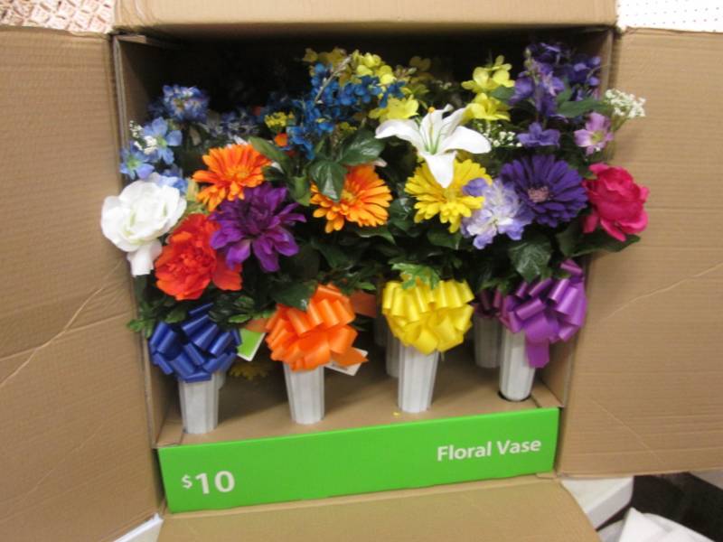 lot 68 image: Case of 12 Fake Floral Vases Approx...