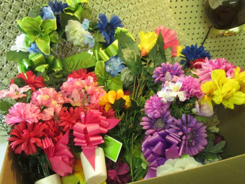 lot 78 image: Box Full of Assorted Fake Flowers  ...