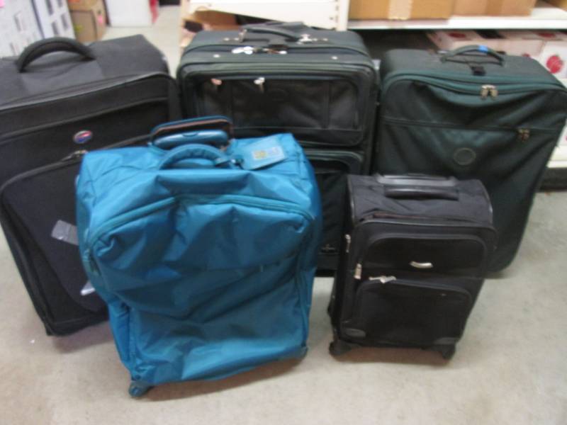 lot 146 image: Lot of 5 Travel Bags  EW6...