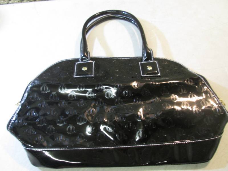 lot 151 image: Queen by Queen Latifah HandbagPurs...