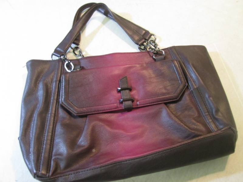 lot 152 image: Vera Wang Simply Vera HandbagPurse...