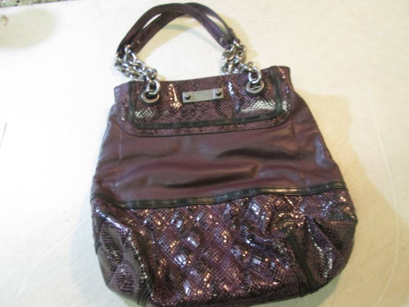 lot 153 image: Vera Wang Simply Vera HandbagPurse...