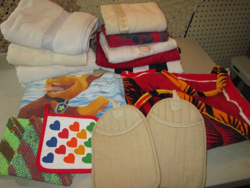 lot 158 image: Lot of Assorted Towels and Pot Hold...