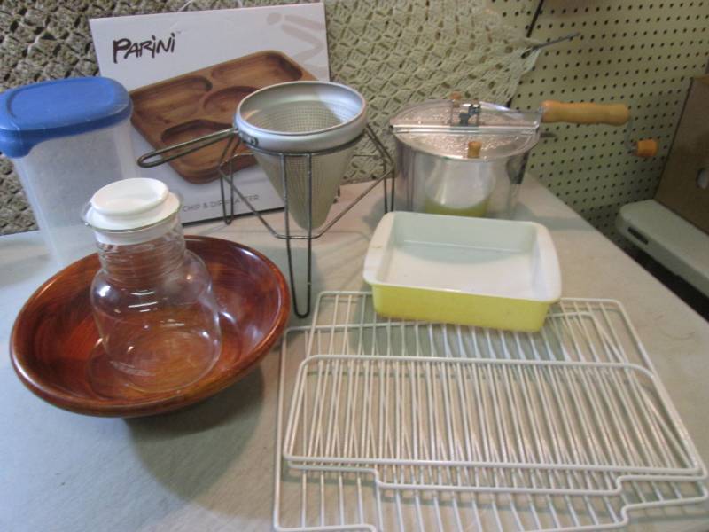 lot 160 image: Lot of Misc Kitchen Items  CS...