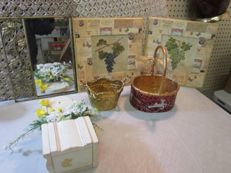 lot 161 image: Lot of Misc Decor  RM3...