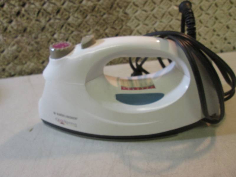 lot 162 image: Black & Decker Quick-Press Iron  BS...
