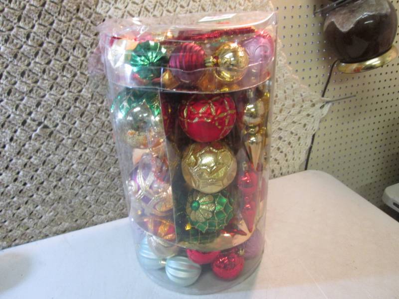 lot 196 image: 75-Piece Warm Tidings Shatter Resis...