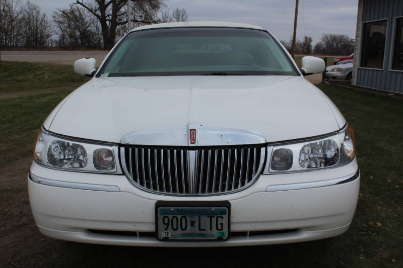 lot 4447 image: 1999 Lincoln Town Car Stretch Limousine