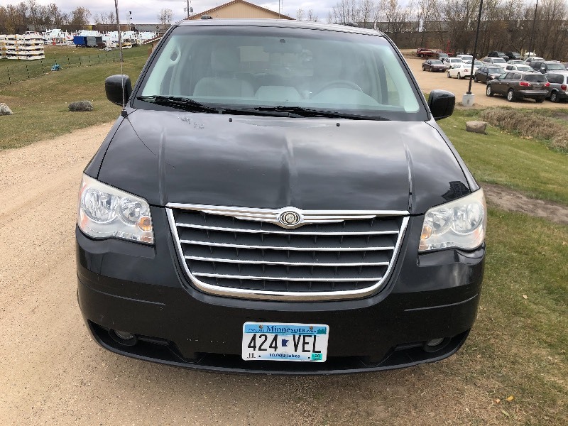 lot 2 image: 2009 Chrysler Town & Country Touring -No Reserve-