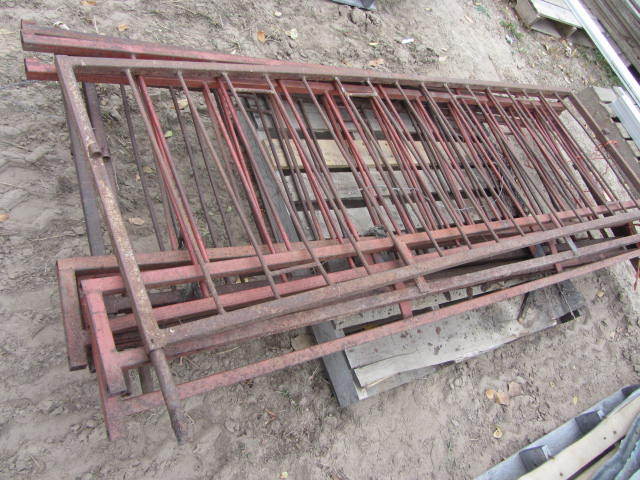 lot 27 image: Metal Livestock Pen