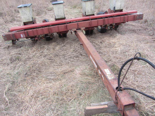 lot 11 image: Intl 4-Row Planter